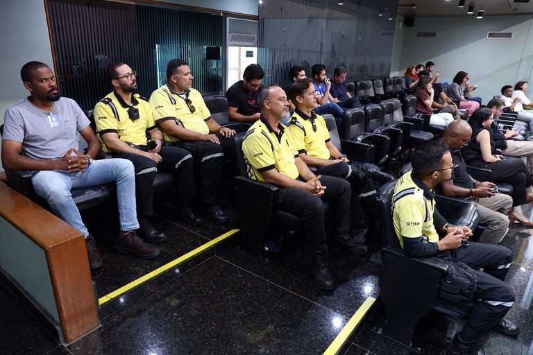 Agentes de trânsito de Uberlândia poderão usar arma de choque e bala de borracha; lei define regras e limites