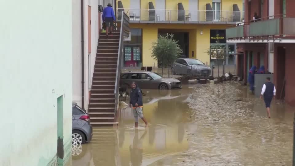 Chuva forte causa enchentes na Itália; veja imagens e resgates feitos pelos Bombeiros