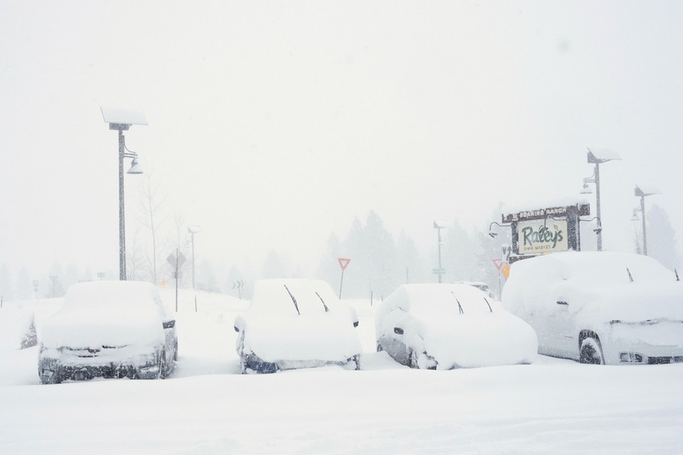 Carros cobertos de neve durante uma nevasca na terça-feira, 17 de fevereiro de 2026, em Truckee, Califórnia. — Foto: AP/Brooke Hess-Homeier