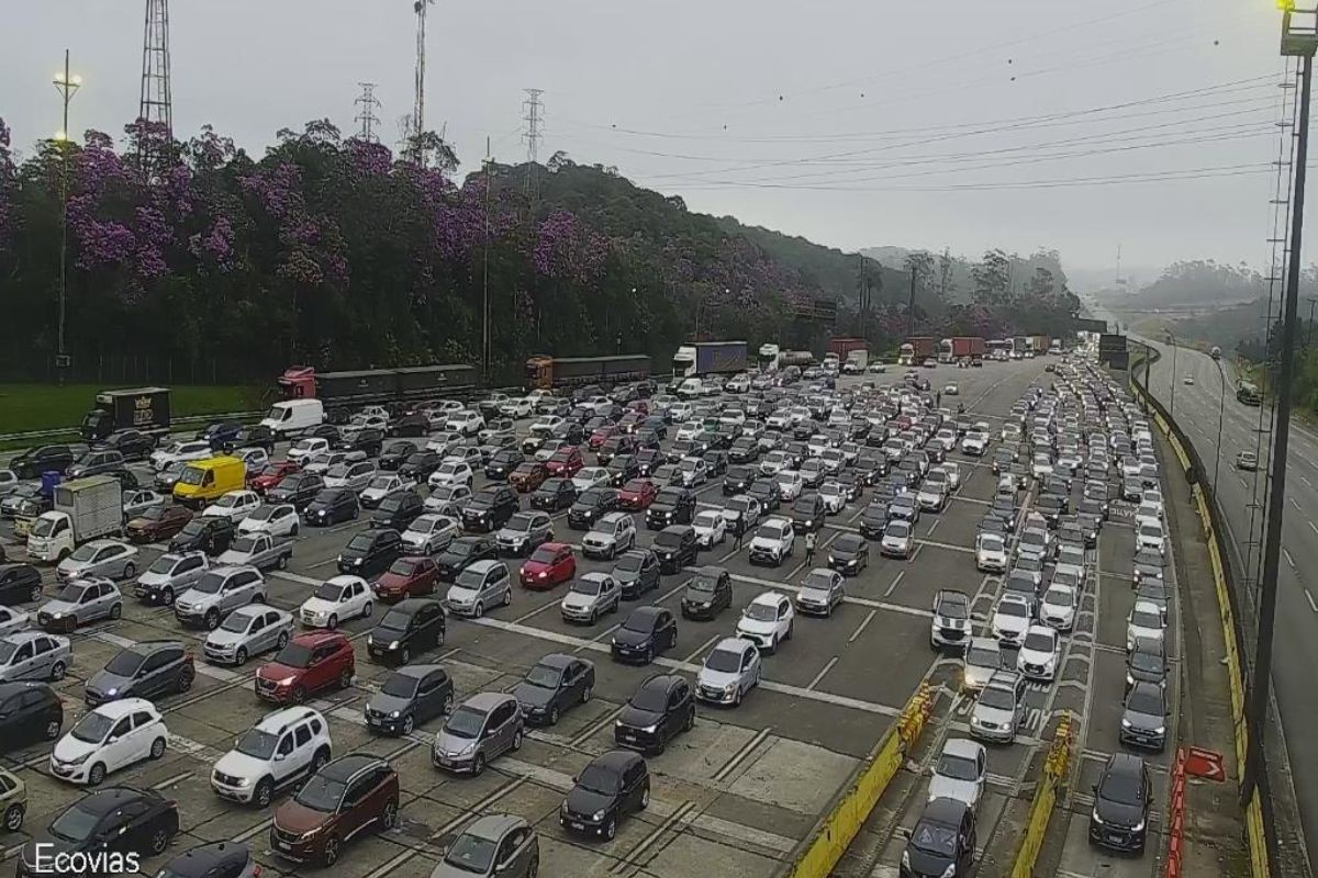 Motoristas enfrentam trânsito de mais de 20 km para chegar ao litoral de SP no Carnaval; veja