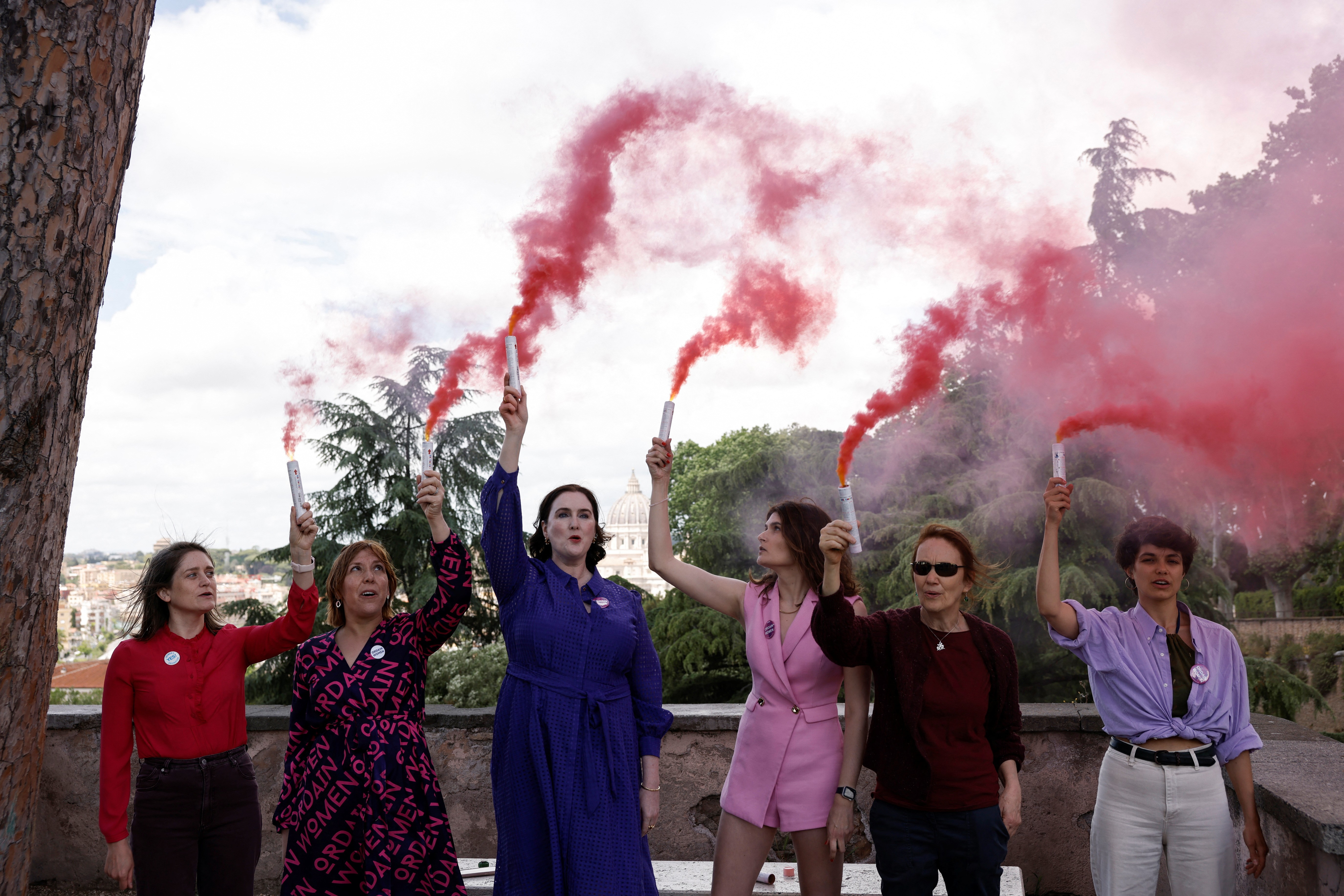 Fumaça rosa: ativistas protestam em Roma contra conclave exclusivamente masculino