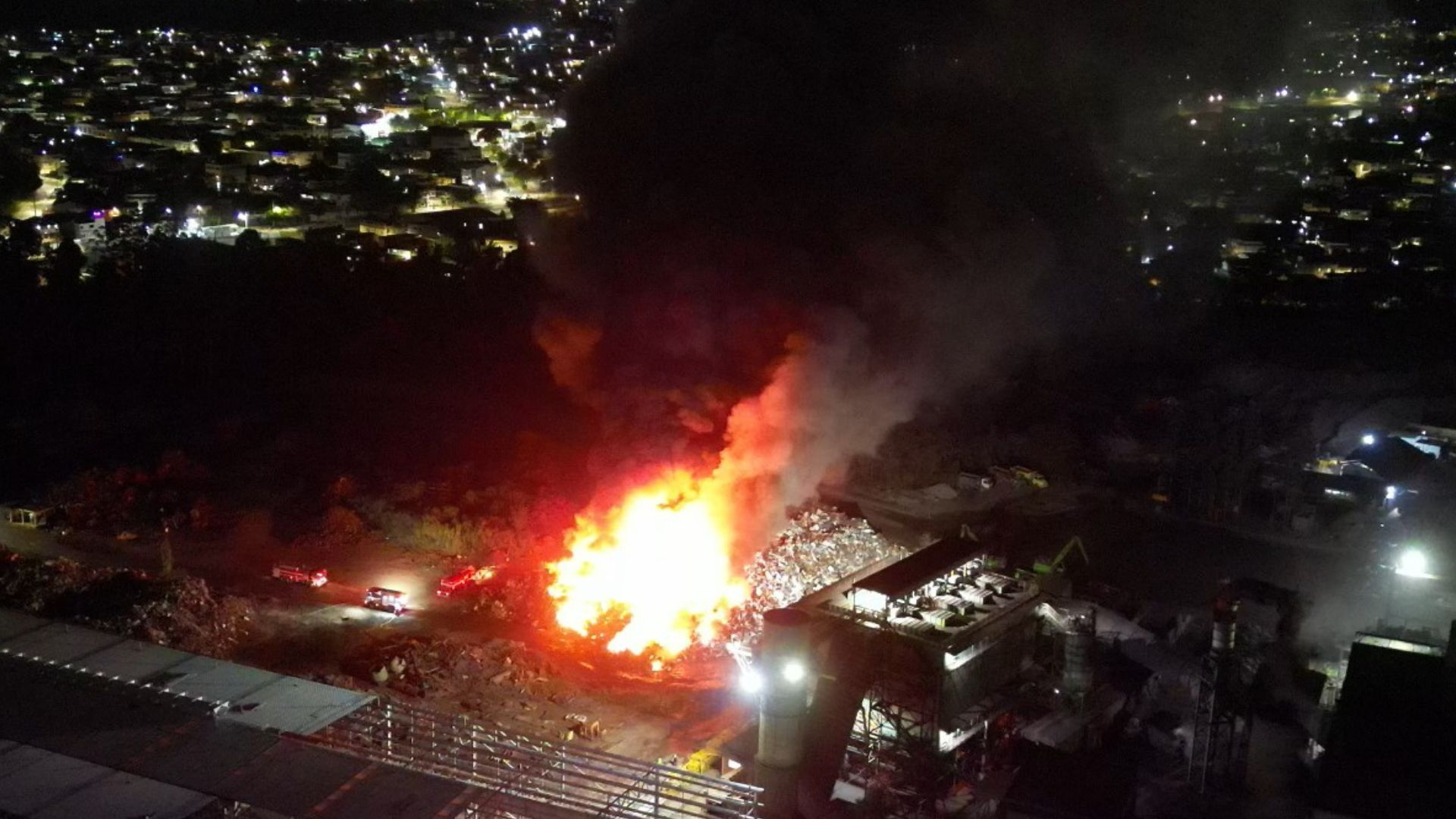 VÍDEO: incêndio atinge siderúrgica e combate às chamas dura cerca de 8 horas no ES