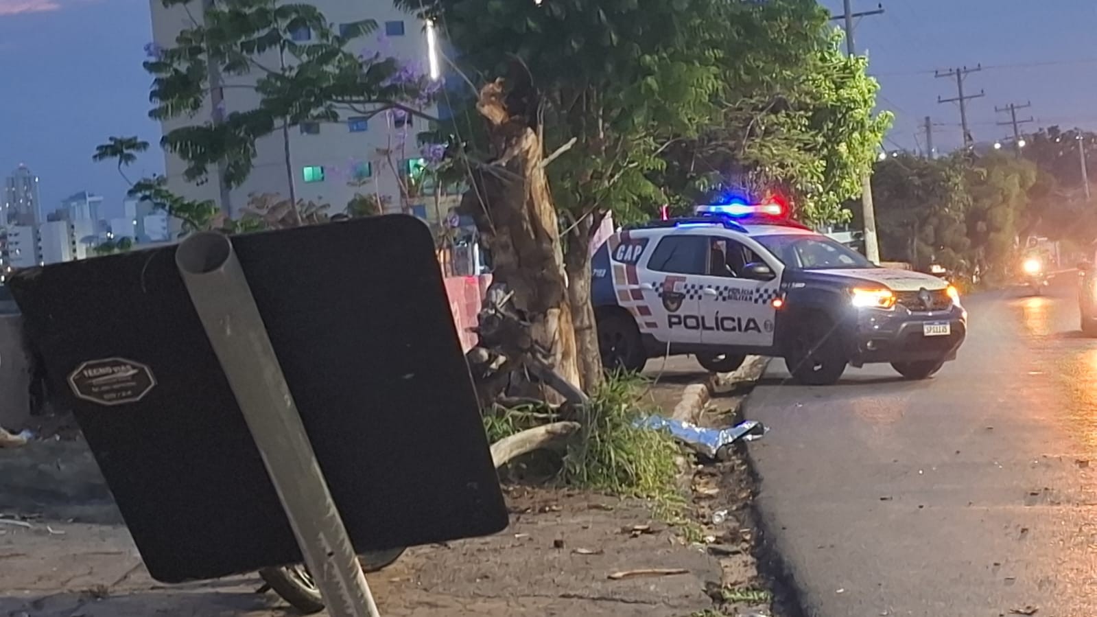 Jovem de 21 anos morre após moto bater contra árvore em Cuiabá 