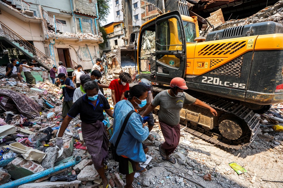 Resgatistas carregam o corpo de uma vítima, após um forte terremoto, em Mandalay, Mianmar, em 30 de março de 2025 — Foto: Reuters