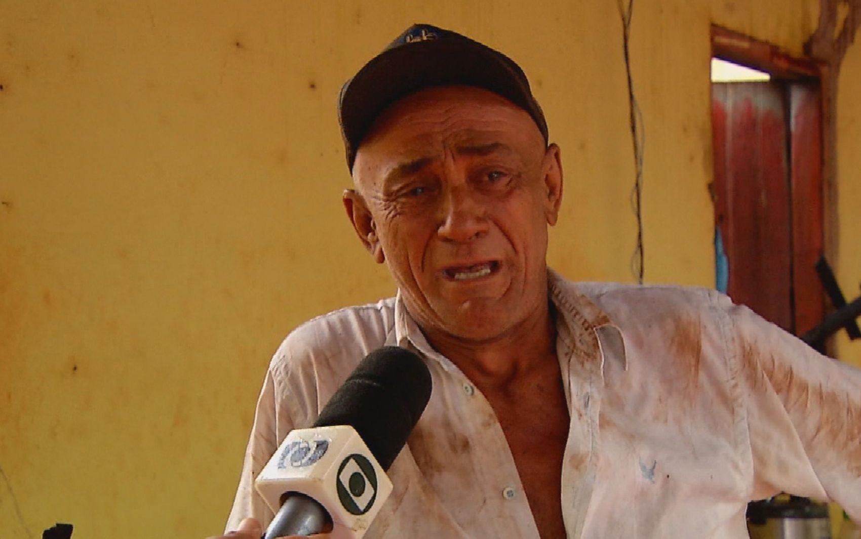 Agricultor se emociona ao falar de incêndio em que perdeu tudo: 'Saímos só com a roupa do corpo'