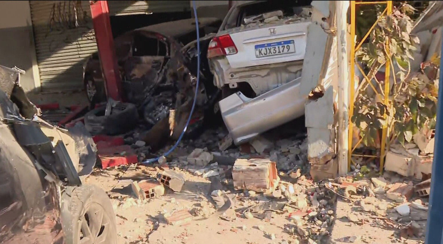 Caminhonete invade oficina de carros, destrói veículos e derruba muro em Olinda; vídeo mostra estragos 