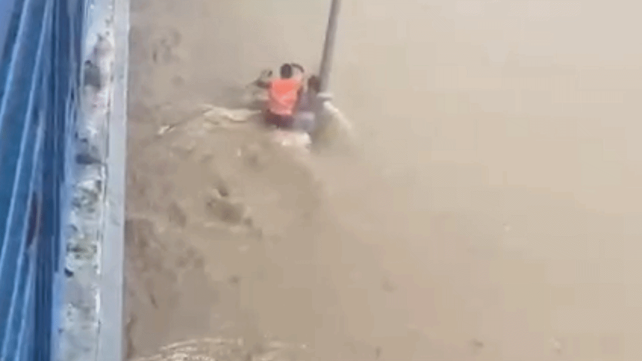 VÍDEO: mulher se agarra a poste para não ser levada por enxurrada durante temporal em Sorocaba e é socorrida