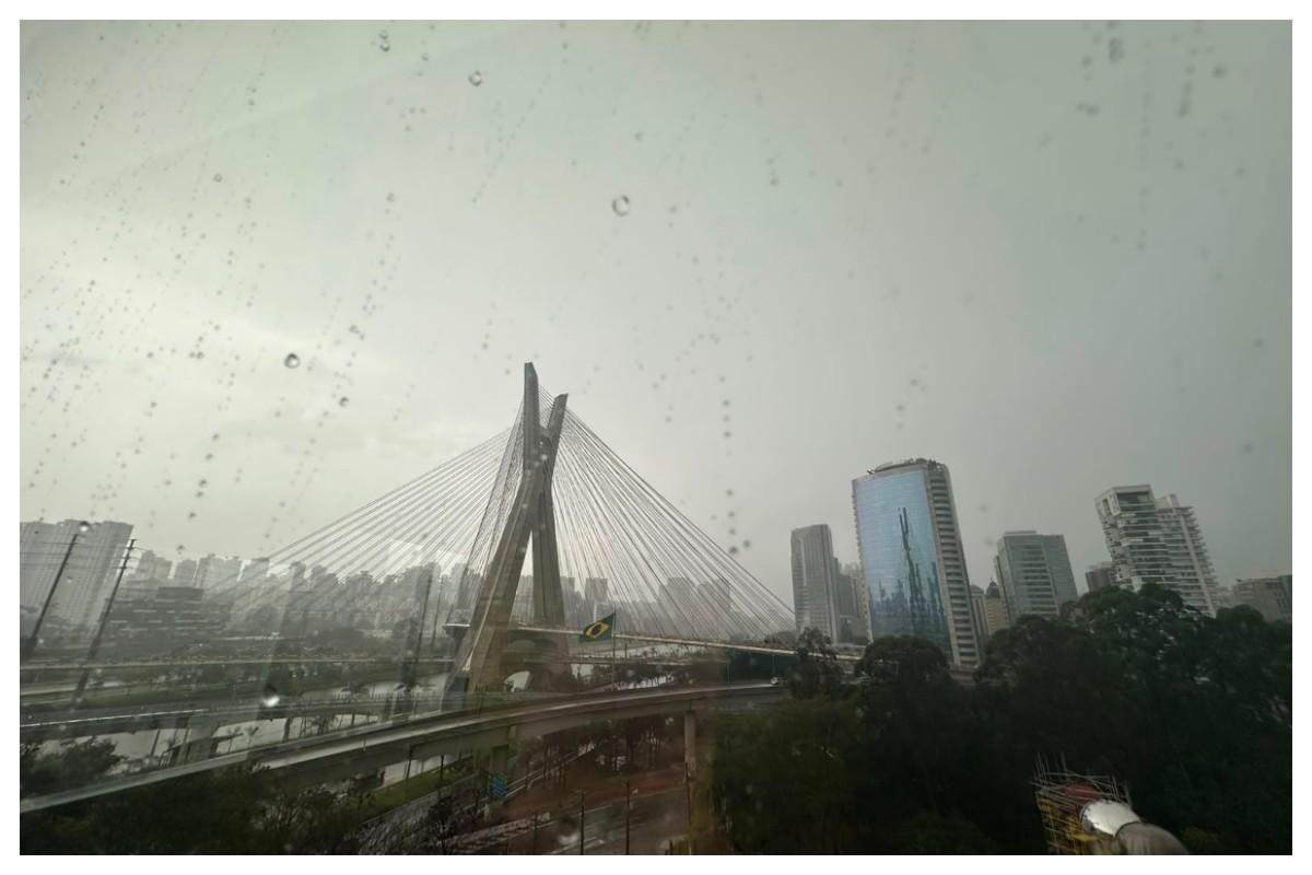 São Paulo tem chuva e ventos fortes; céu nublado faz 'dia virar noite' em vários pontos da cidade