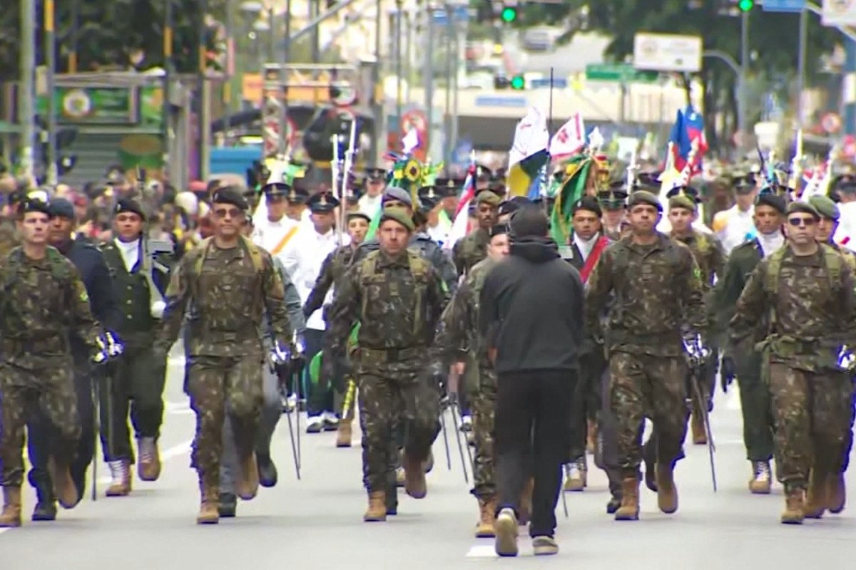 Campineiros enfrentam frio para acompanhar desfile de 7 de Setembro no Centro; FOTOS
