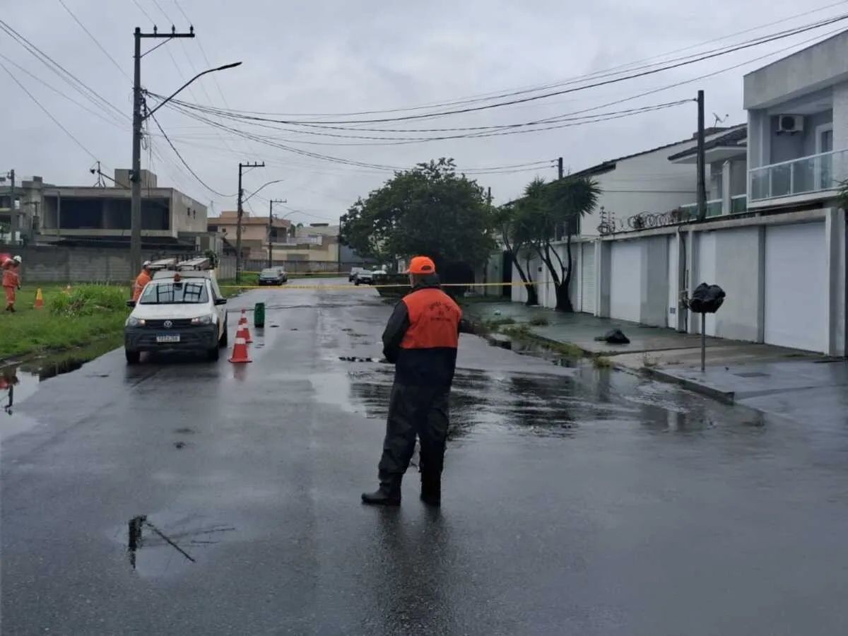 Defesa Civil isola área após queda de fio energizado em São Pedro da Aldeia