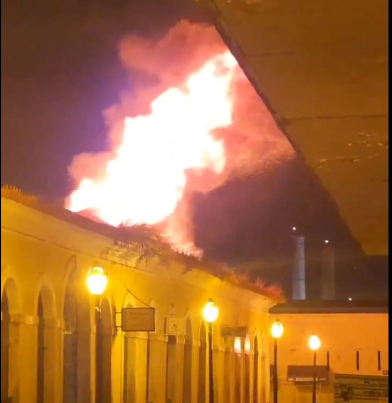 Incêndio atinge casarões históricos no Mercado das Tulhas, no Centro de São Luís