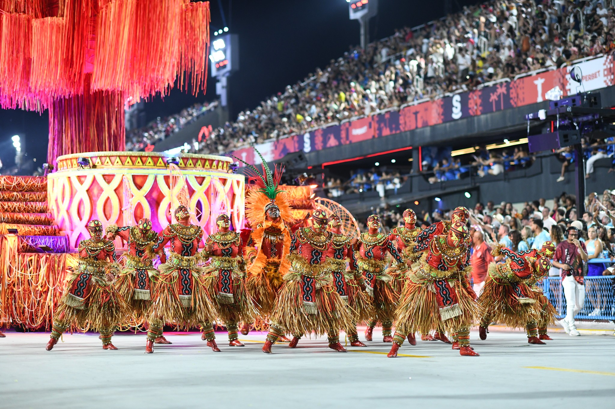 Série Ouro: 7 escolas desfilam na 1ª noite