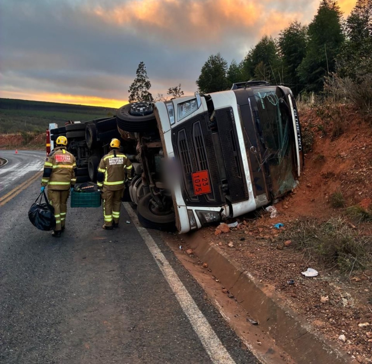 Motorista fica preso pela cabeça entre ferragens de carreta e o solo após acidente na LMG-602