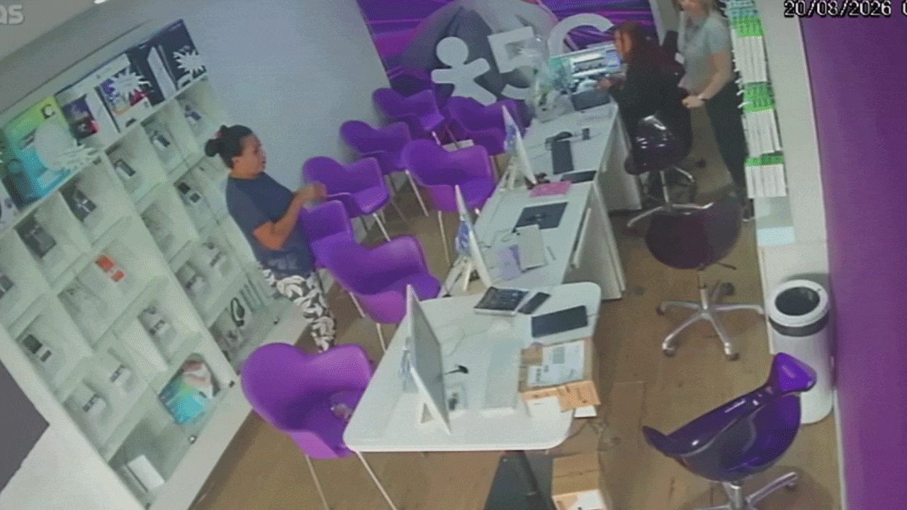 VÍDEO: mulher ateia fogo em equipamentos e parte para cima de funcionárias em loja de telefonia em MG
