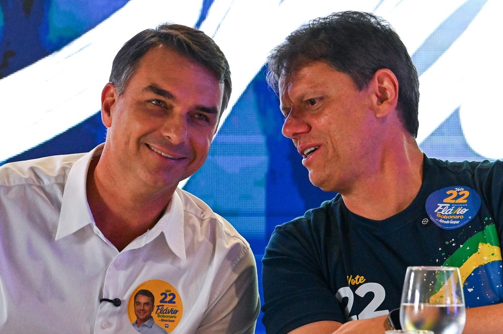 Flávio Bolsonaro participou de almoço com prefeitos em SP e o governador Tarcísio de Freitas — Foto: Roberto Sungi/Ato Press/Estadão Conteúdo