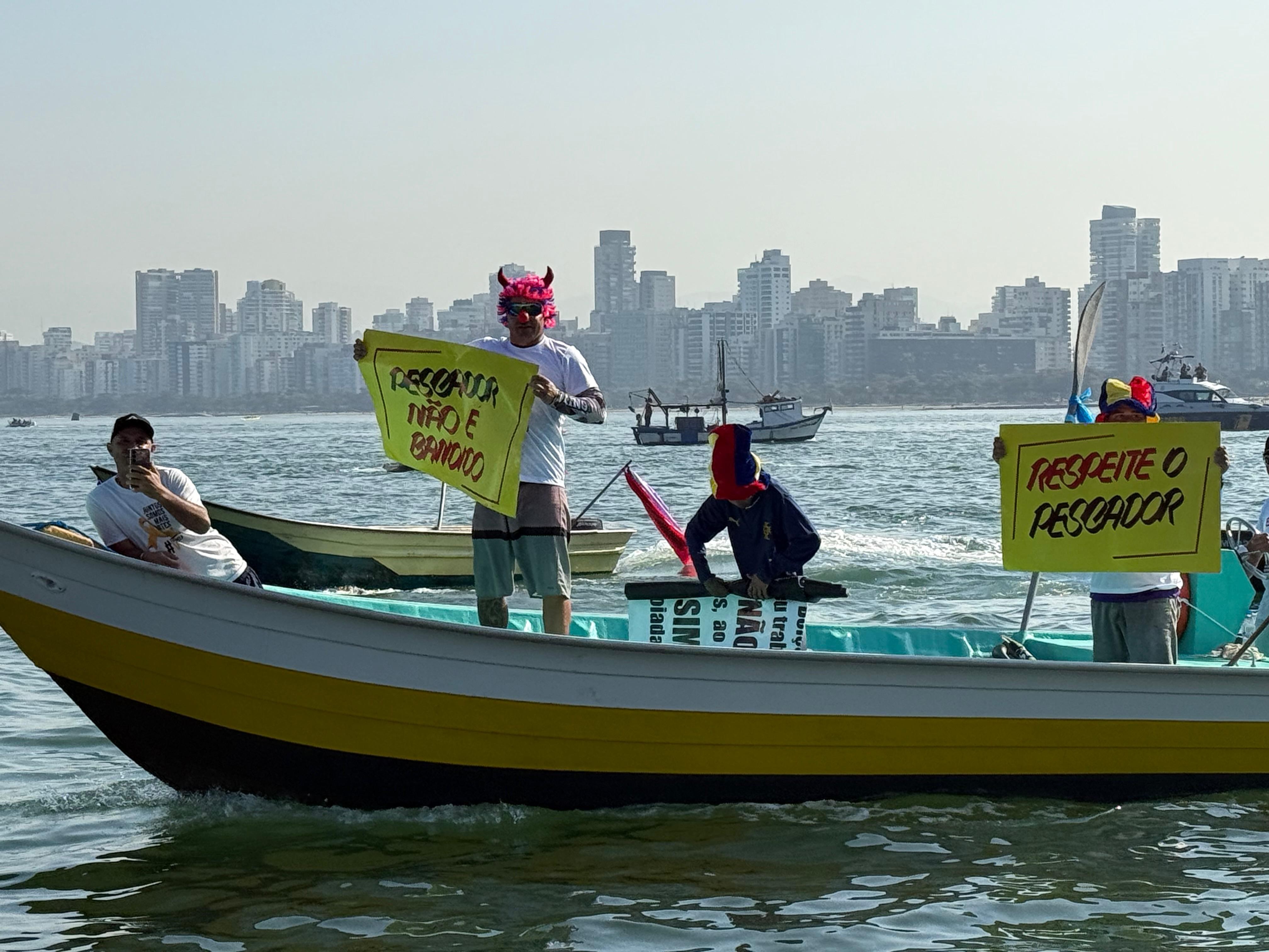 Pescadores protestam no litoral de SP contra medidas do Governo Federal que afetam a pesca artesanal