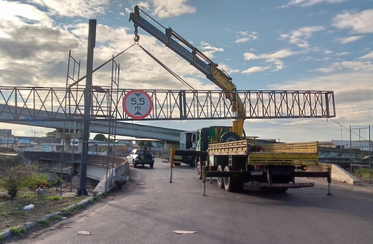 Pórtico destruído por caminhão-guincho em Complexo Viário de Feira de Santana é reinstalado 