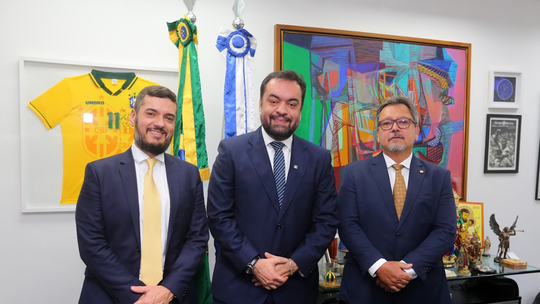 Castro tira férias para ver o Flamengo nos EUA, e Bacellar testa figurino de candidato de olho em 2026 - Saida não é ilegal. Presidente da Alerj, Rodrigo Bacellar (União) é cotado como sucessor do atual governador do Rio de Janeiro, e assume o posto interinamente porque o vice-governador deixou o posto para ser conselheiro do Tribunal de Contas do Estado (TCE).
