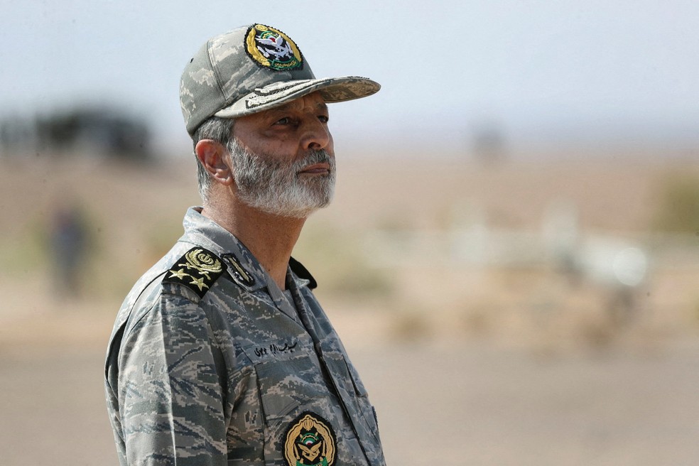 O comandante-em-chefe do Exército do Irã, major-general Abdolrahim Mousavi, observa durante um exercício militar em local não divulgado no Irã, nesta imagem divulgada em 25 de agosto de 2022. — Foto: Exército iraniano/WANA (Agência de Notícias da Ásia Ocidental)/Divulgação via REUTERS