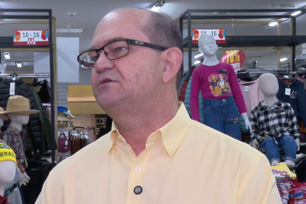 Marcos Estêvão é gerente de uma loja na 14 de julho e relata problemas com moradores de rua — Foto: Arquivo/TV morena