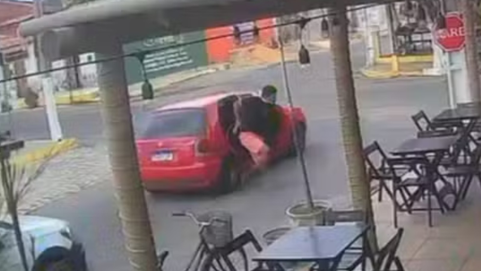 Homem de mãos atadas que pulou de carro em movimento levou polícia a descobrir outros dois sequestrados 