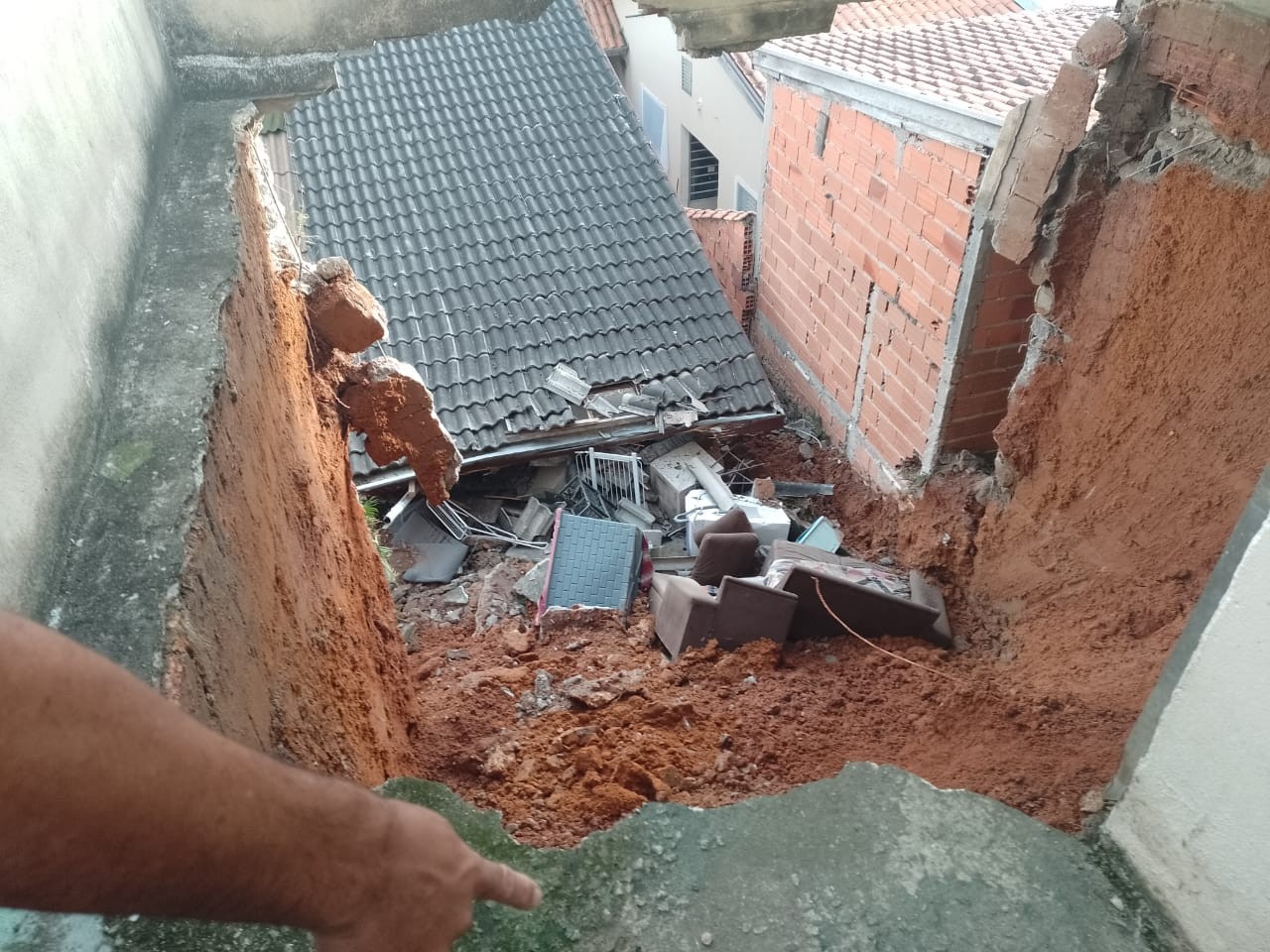 Parte de casa desaba e deixa moradores desalojados em São José dos Campos