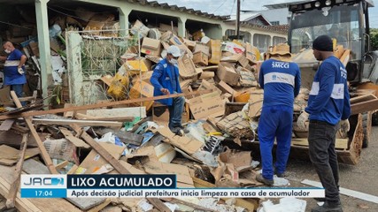 Após decisão judicial prefeitura inicia limpeza na casa de acumulador