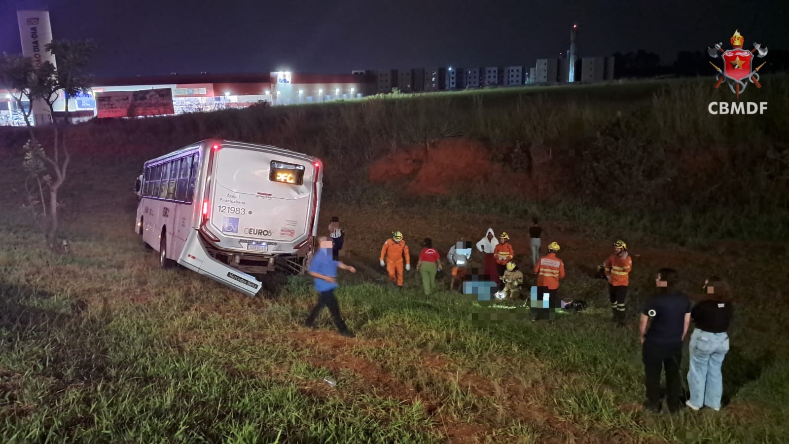 Acidente entre dois ônibus na BR-020 deixa 13 pessoas feridas no DF 