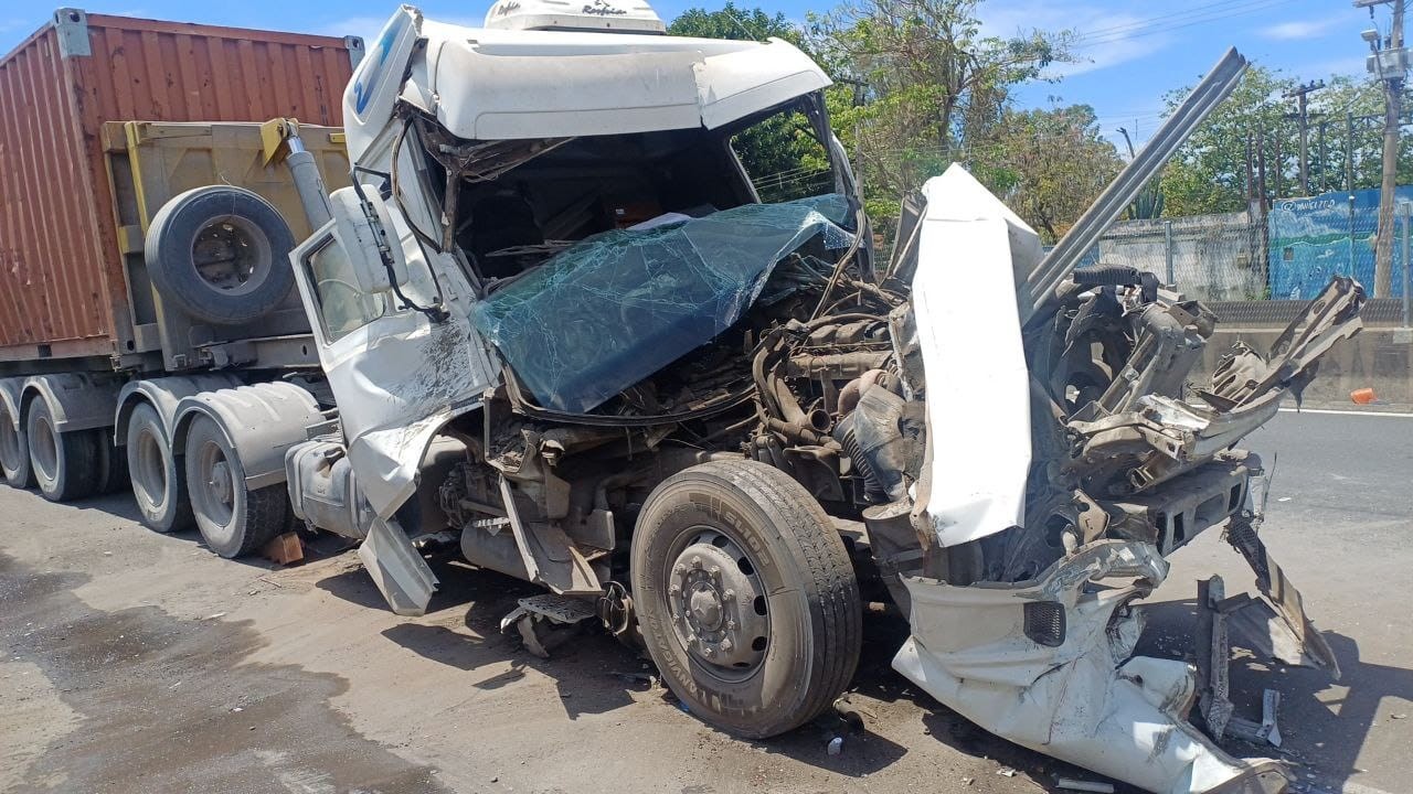 Motorista fica preso às ferragens em acidente entre duas carretas e um caminhão na Via Dutra, em Resende