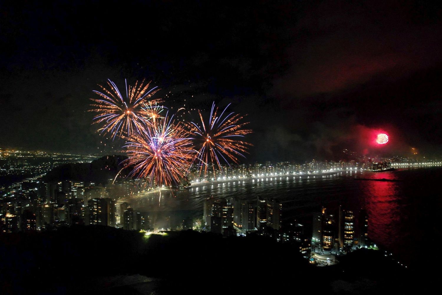 Guarujá terá 20 minutos de queima de fogos e espera 1,5 mi de turistas para o verão