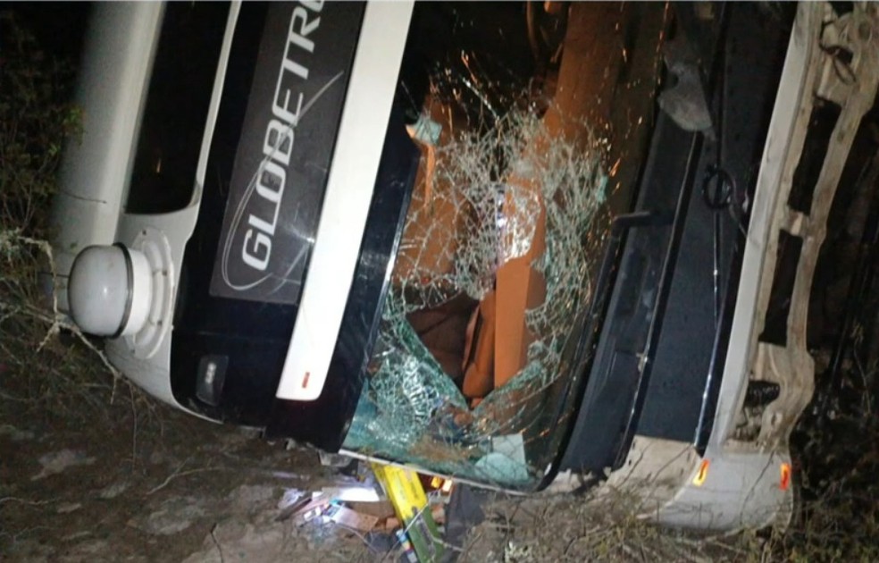 Carreta após acidente com cinco mortos na Bahia — Foto: Blog Marcos Frahm