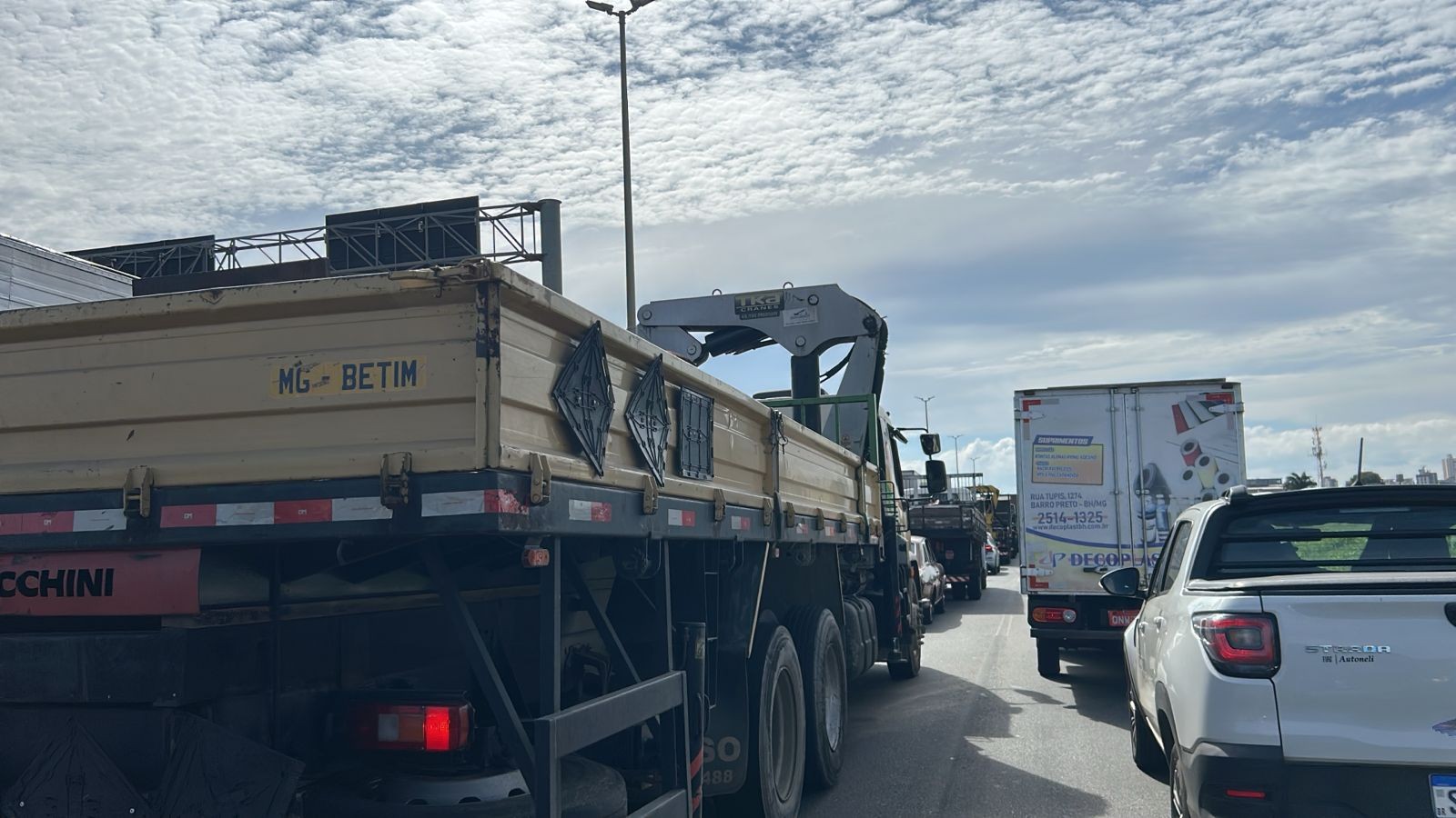 Acidente entre carro e carreta deixa trânsito carregado no Anel Rodoviário de BH