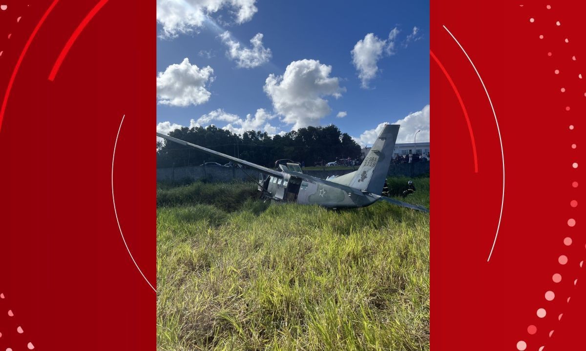 Avião com seis pessoas a bordo cai e afeta operação de aeroporto em Porto Seguro; oito voos foram cancelados