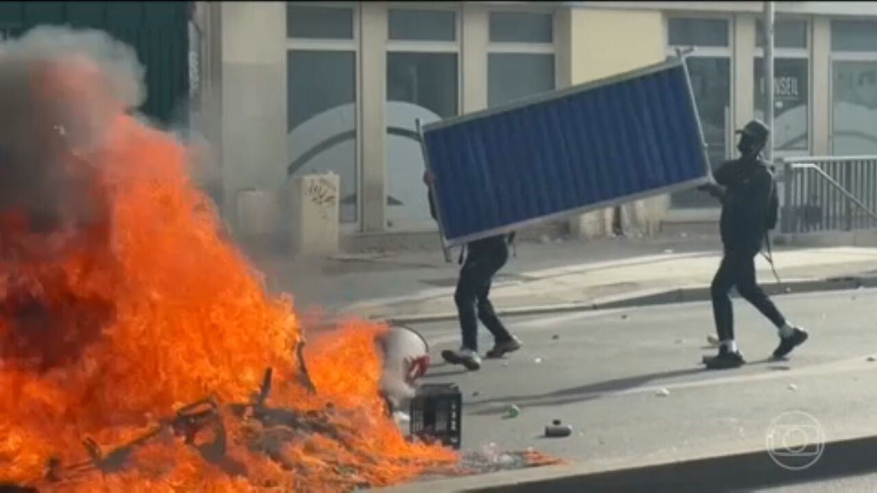 Jovem de 15 anos tem mão arrancada por explosão durante protestos escolares na França, diz governo local