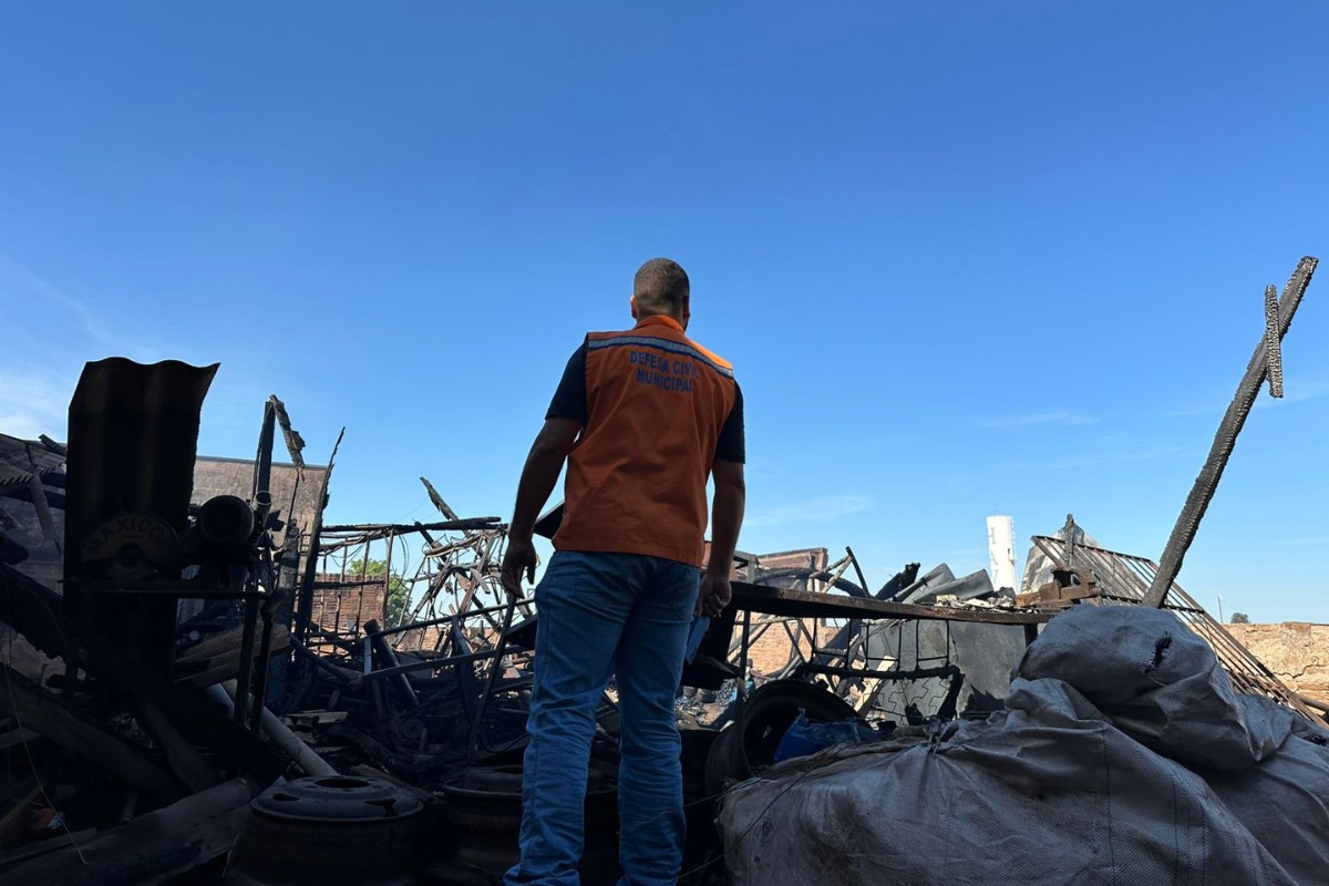 Defesa Civil interdita galpão destruído por incêndio na Vila Formosa em Presidente Prudente