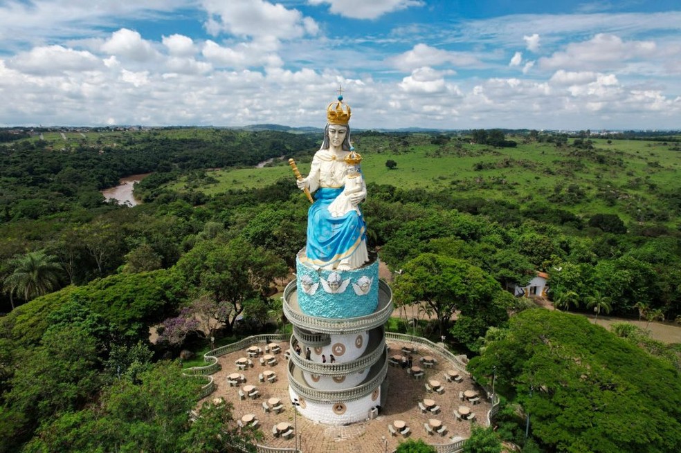 Homem cai de andaime ao ser atacado por abelhas durante manutenção em Monumento de Nossa Senhora do Monte Serrat | G1
