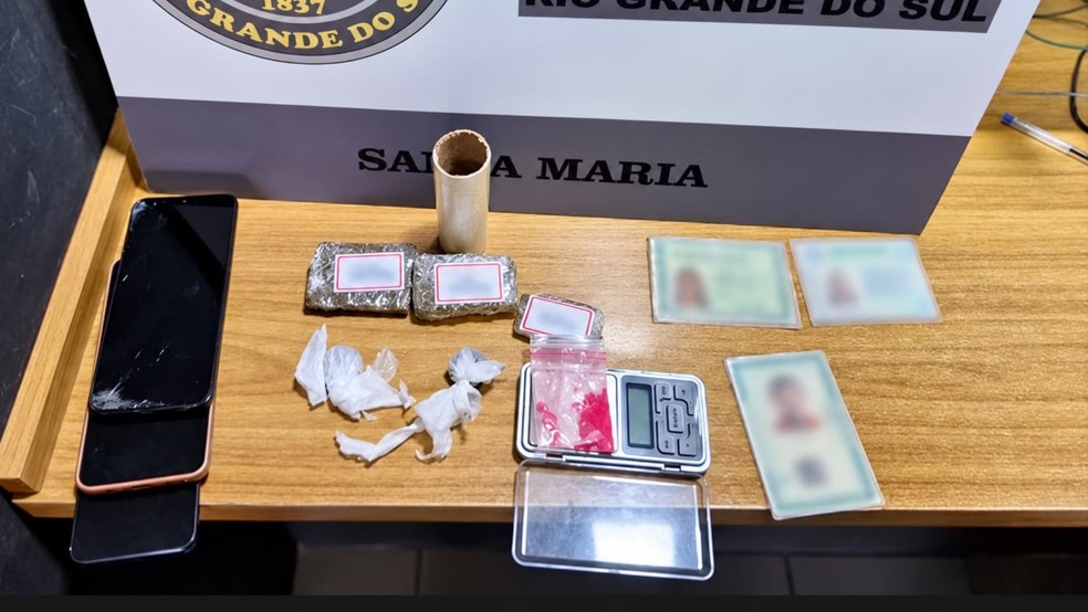 Menino cai do 4º andar de prédio no RS; mãe e padrasto são presos por tráfico de drogas — Foto: Brigada Militar