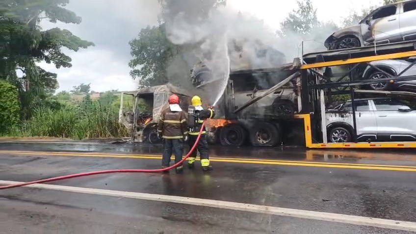 Caminhão cegonha com carros elétricos pega fogo e interdita BR-101, em Fundão  