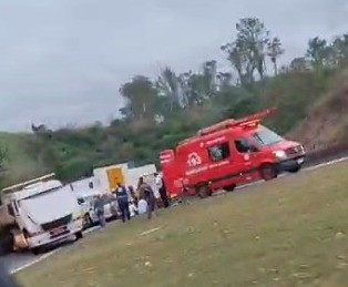 Acidente entre caminhão e carro deixa quatro pessoas feridas na Via Dutra, em Barra Mansa