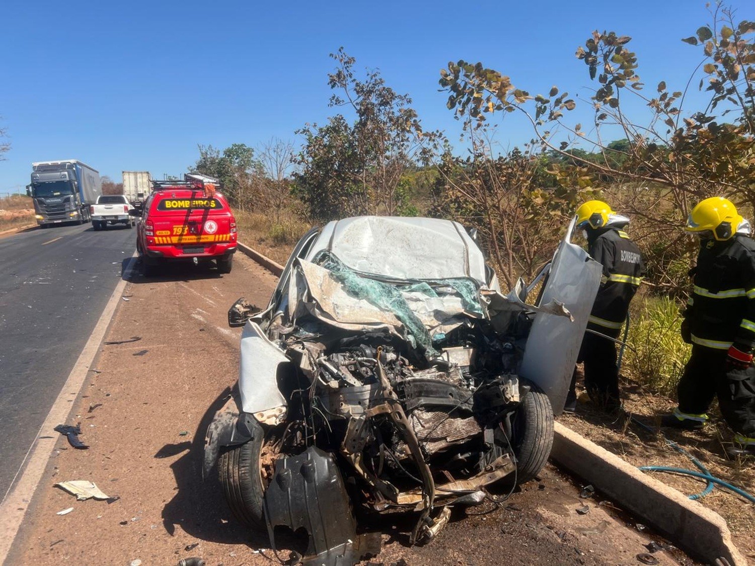 Acidente entre carro e caminhão deixa um morto na BR-153 