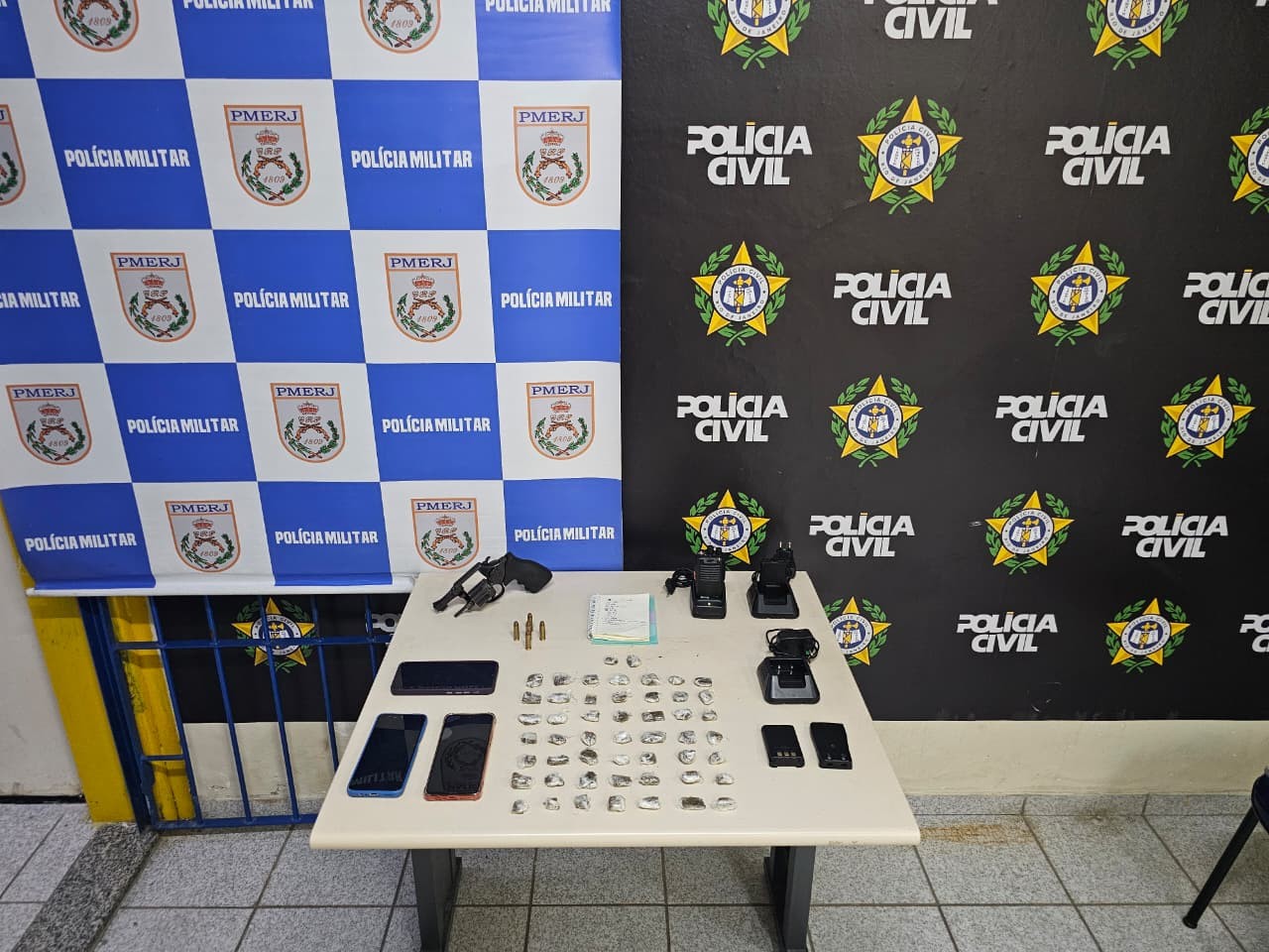 Três homens são presos e adolescente é apreendido por associação ao tráfico de drogas em Barra Mansa