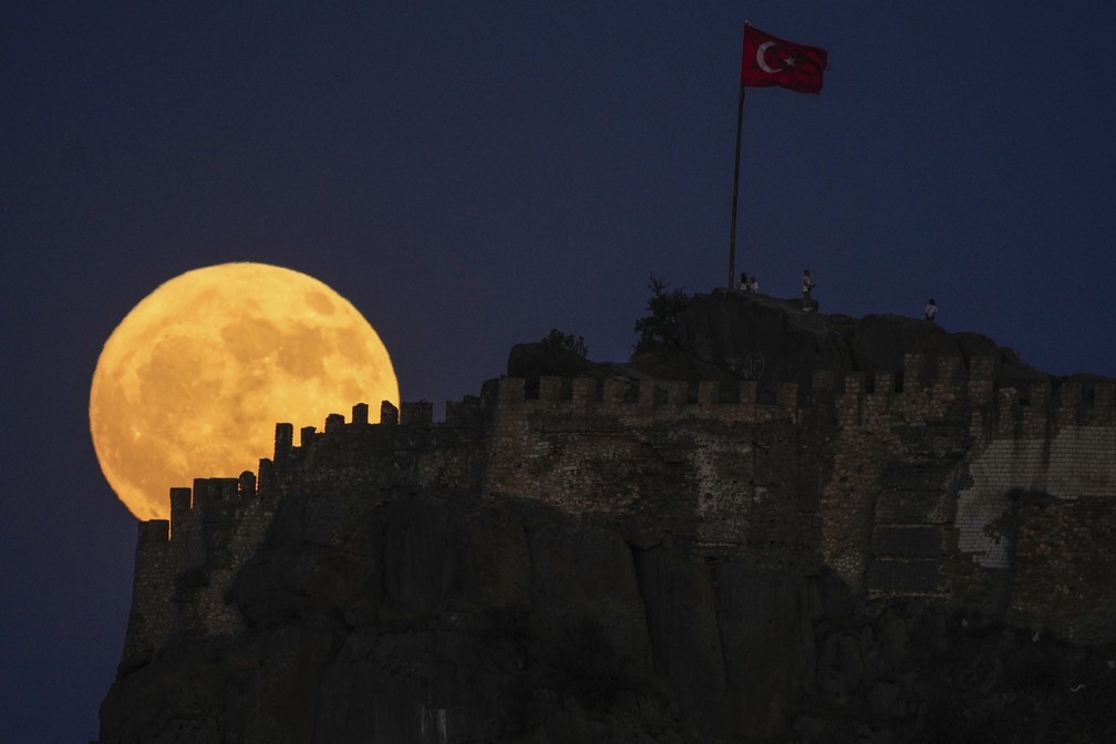 Lua Cheia vista de um castelo em Afyonkarahisar, na região central da Turquia. — Foto: AP Photo/Emrah Gurel