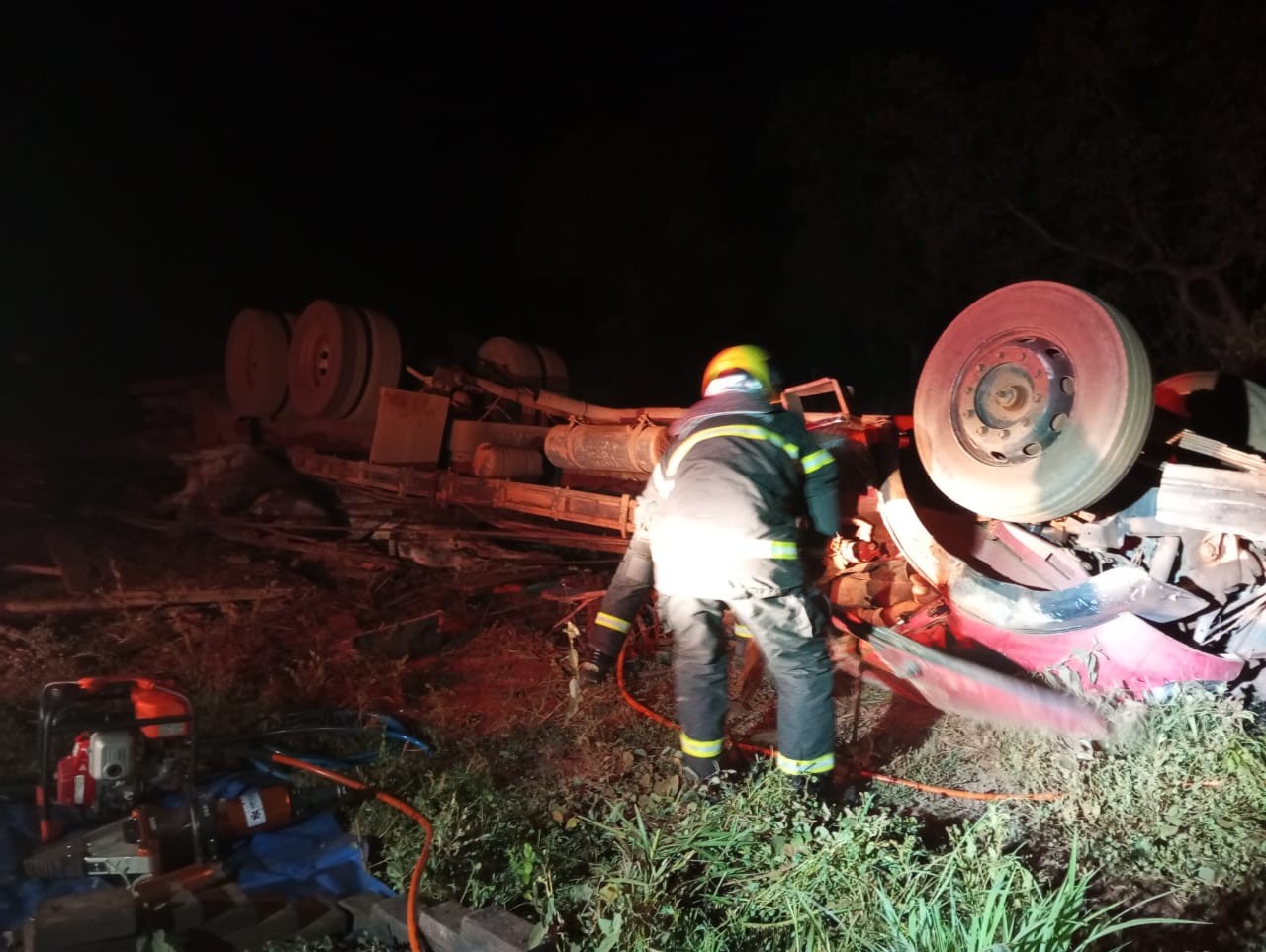 Motorista idoso morre após caminhão tombar e ficar com a cabine esmagada