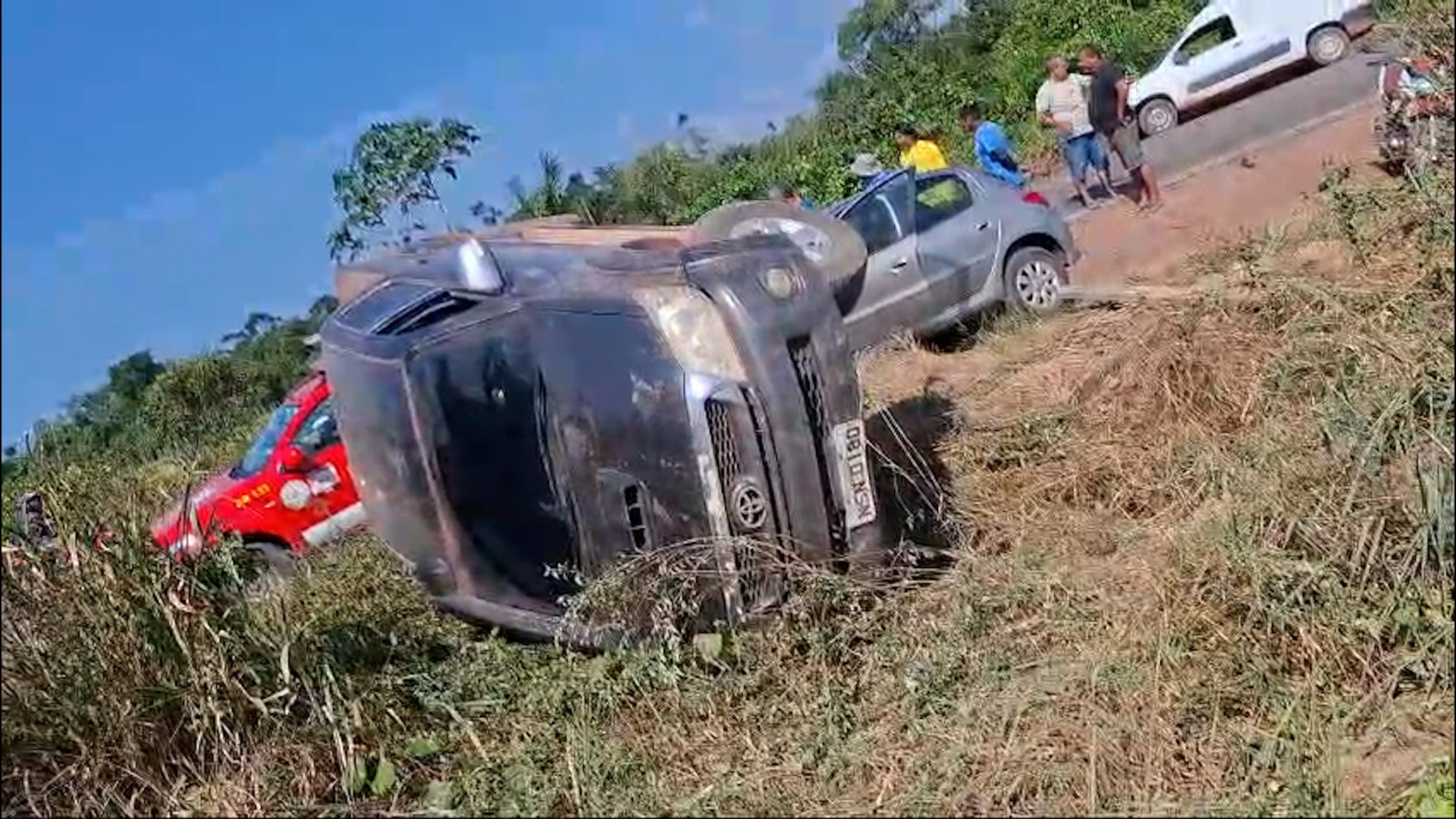 Caminhonete tomba após ser atingida por carro na PA-370; motorista com sinais de embriaguez é levado pela PRF