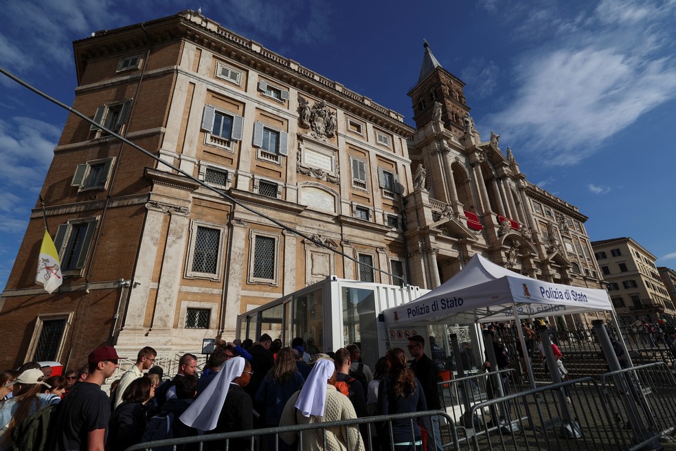 Fila para visitar túmulo de pontífice começou ainda neste sábado (26). — Foto: Claudia Greco/Reuters
