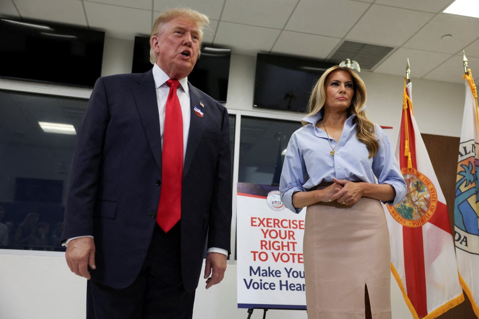 Presidente dos Estados Unidos, Donald Trump, ao lado da primeira-dama Melania conversa com jornalistas após votar antecipadamente nas midterms na Flórida, nos Estados Unidos, em 25 de outubro de 2026. — Foto: REUTERS/Umit Bektas