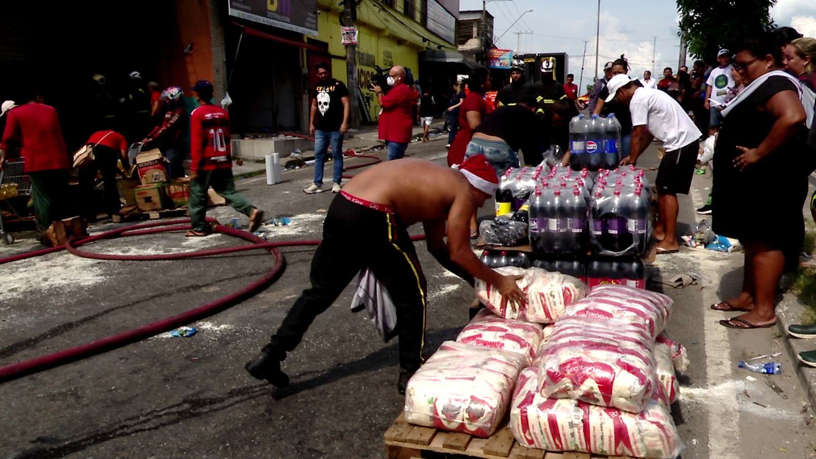 Comerciantes salvam mercadorias para evitar prejuízos durante incêndio no 'Fuxico', em Manaus: 'Temos que tocar a vida'