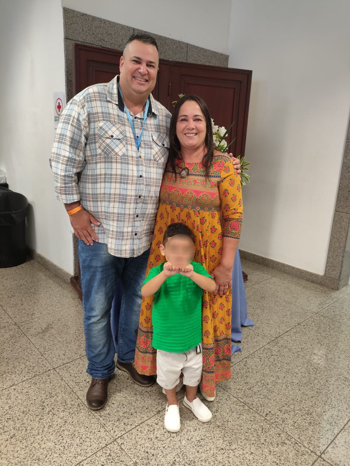 Pela primeira vez, casal celebra Natal com filho adotivo; 'para nós, é maravilhoso saber que agora temos uma família', diz mãe