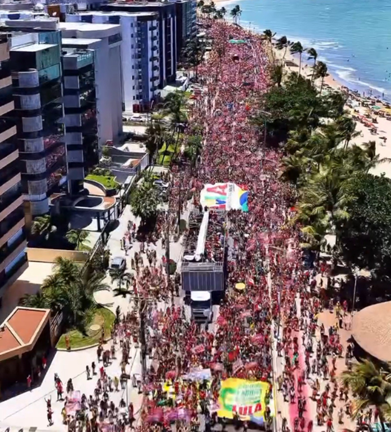 Apoiadores realizam ato a favor de Lula na orla de Maceió, capital alagoana