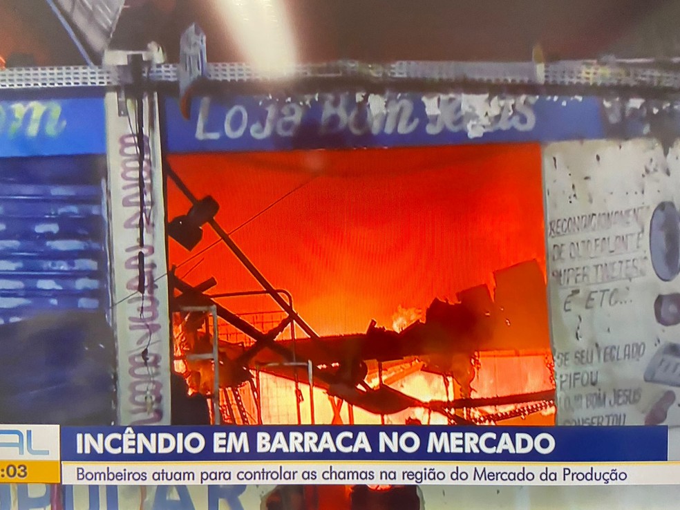 Incêndio destrói lojas no Mercado da Produção, em Maceió — Foto: Reprodução